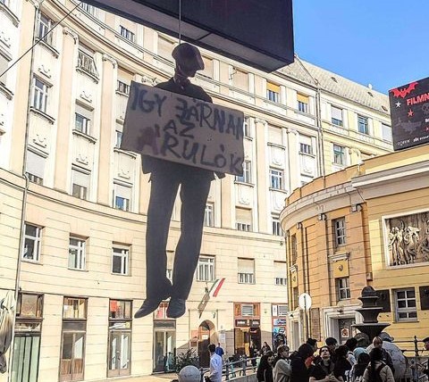 „Így járnak az árulók” - Felakasztott bábú lóg a Corvin közben: kiderült, ki és miért aggatta ki