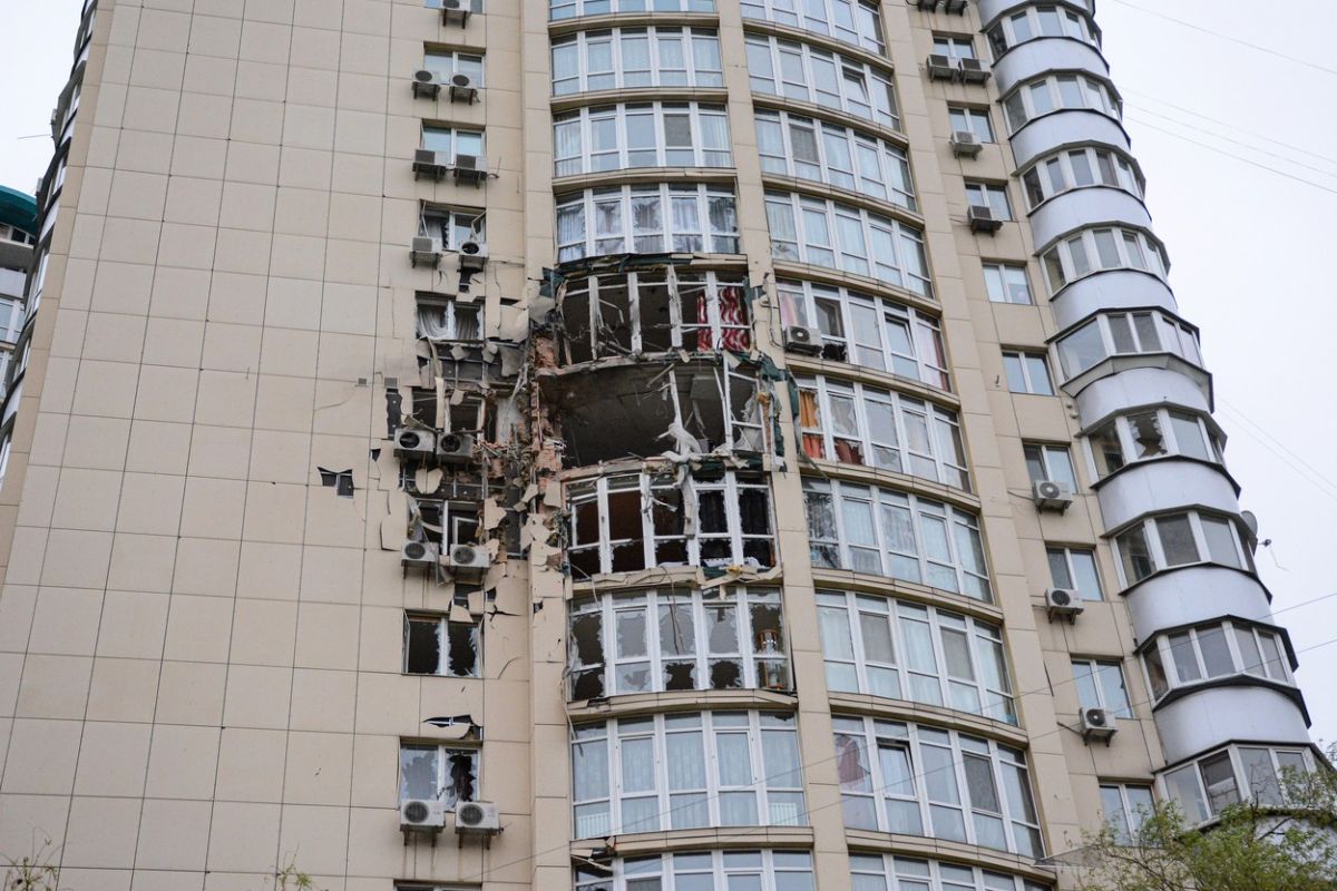 Imagini cu urmările atacului din Kiev. Autoritățile ucrainene spun că distrugerile au fost provocate de resturile dronelor doborâte