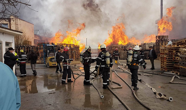 Incendiu în județul Cluj. Flăcările uriașe au înghițit un depozit
