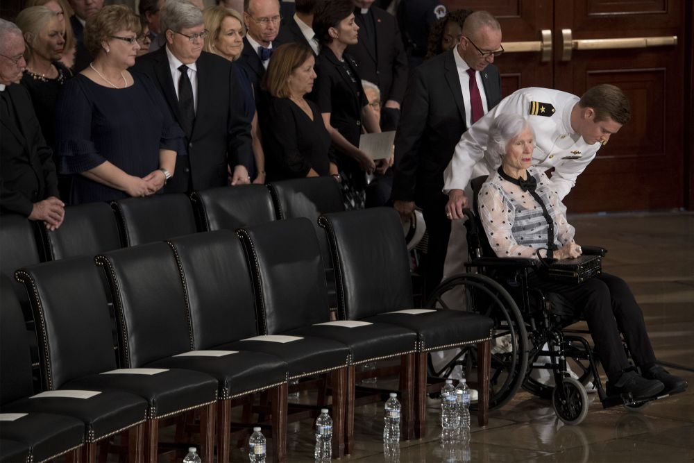 FOTO/ Imagini emoționante. Mama lui John McCain, în vârstă de 106 ani, la căpătâiul fiului ei