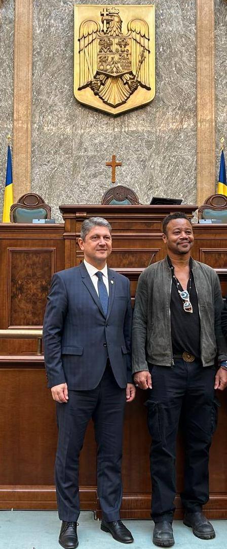 Cuba Gooding jr, vizită în România. Actorul a ajuns pe șantierul clinicii de la Obregia și la Senat