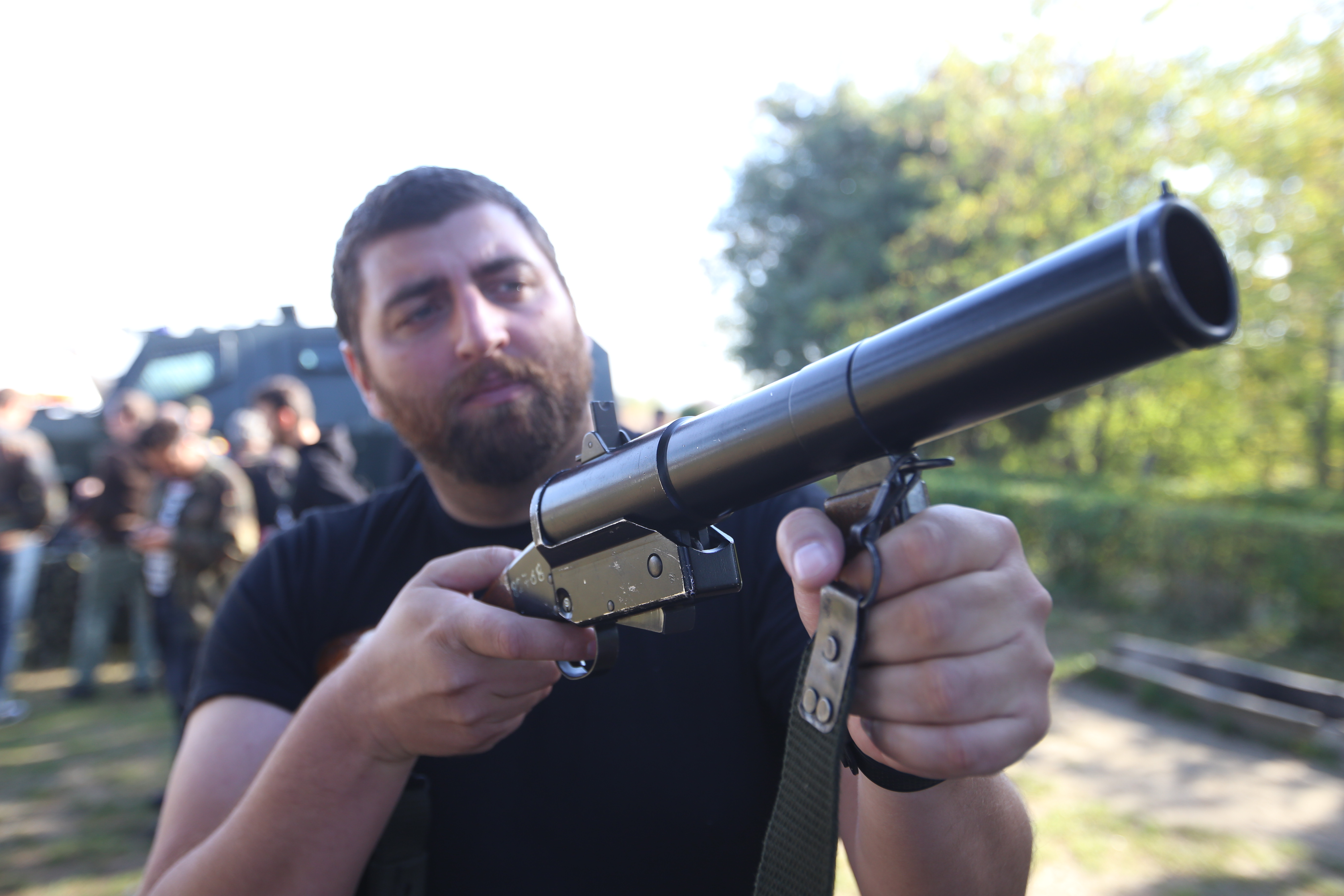 VIDEO | Reportaj cu arma-n mână. Am testat mitraliera NATO și pistolul pentru luptă urbană