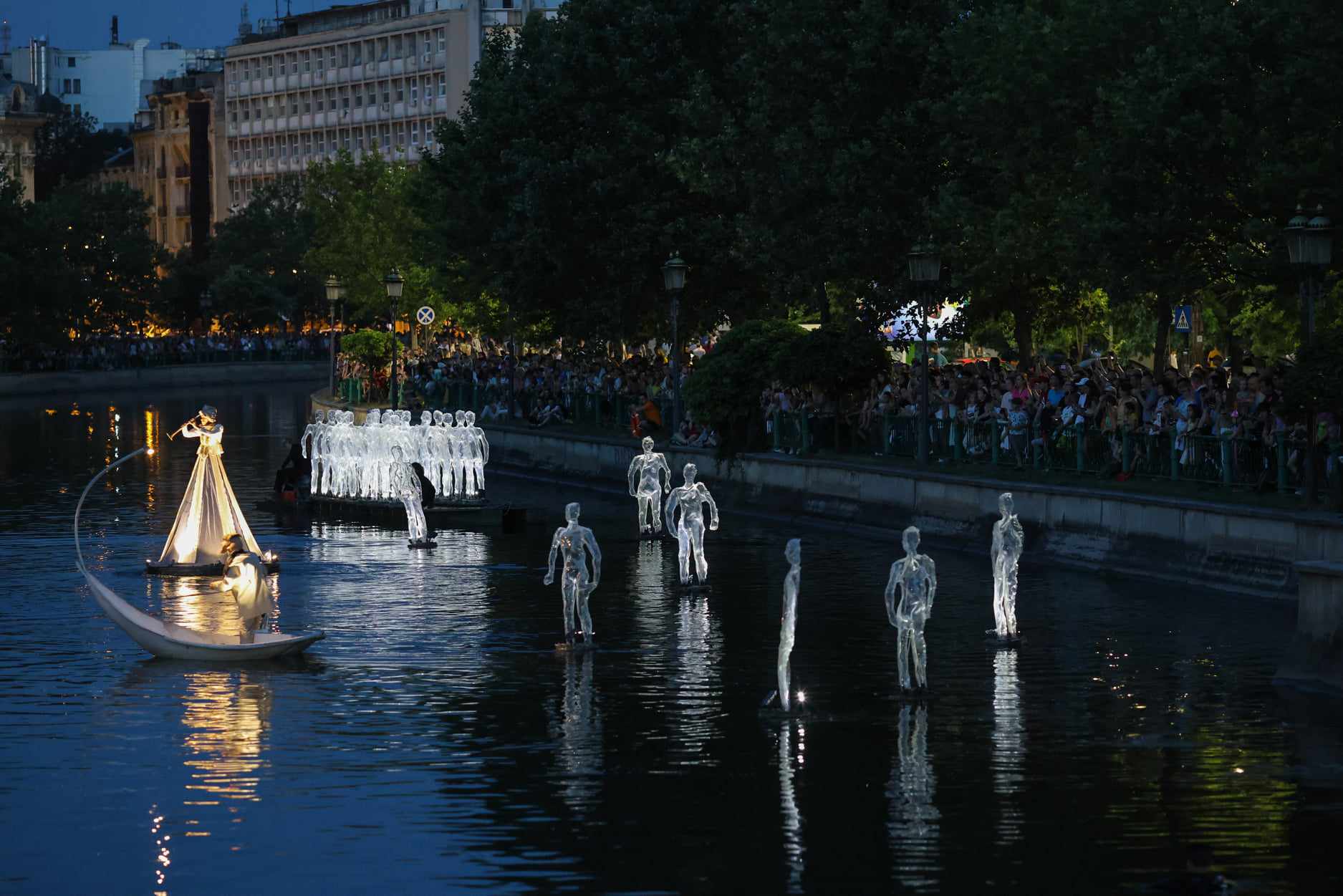 Teatru pe apă. Imagini de la spectacolul inedit desfășurat în București pe râul Dâmbovița