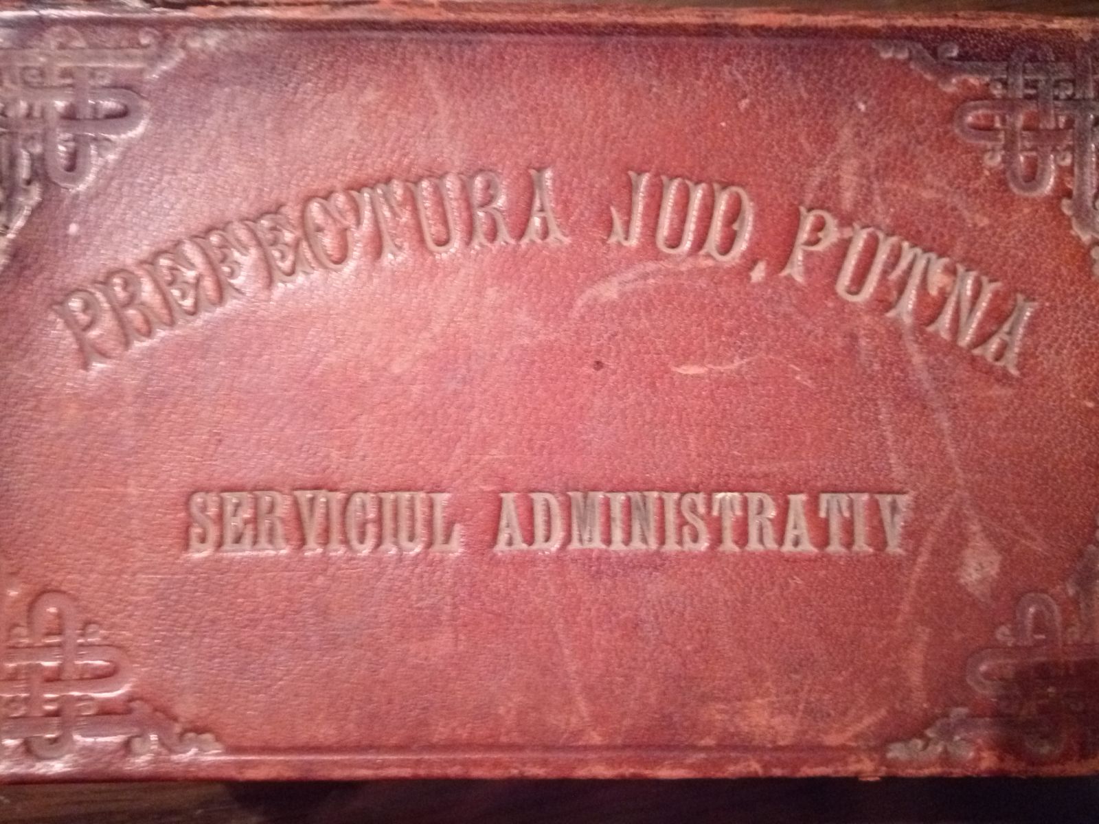 EXCLUSIV / Polițistul care trăiește în prezent și în trecut adună bucățele de istorie de peste trei decenii. A strâns monede, fotografii și documente îngălbenite de vreme