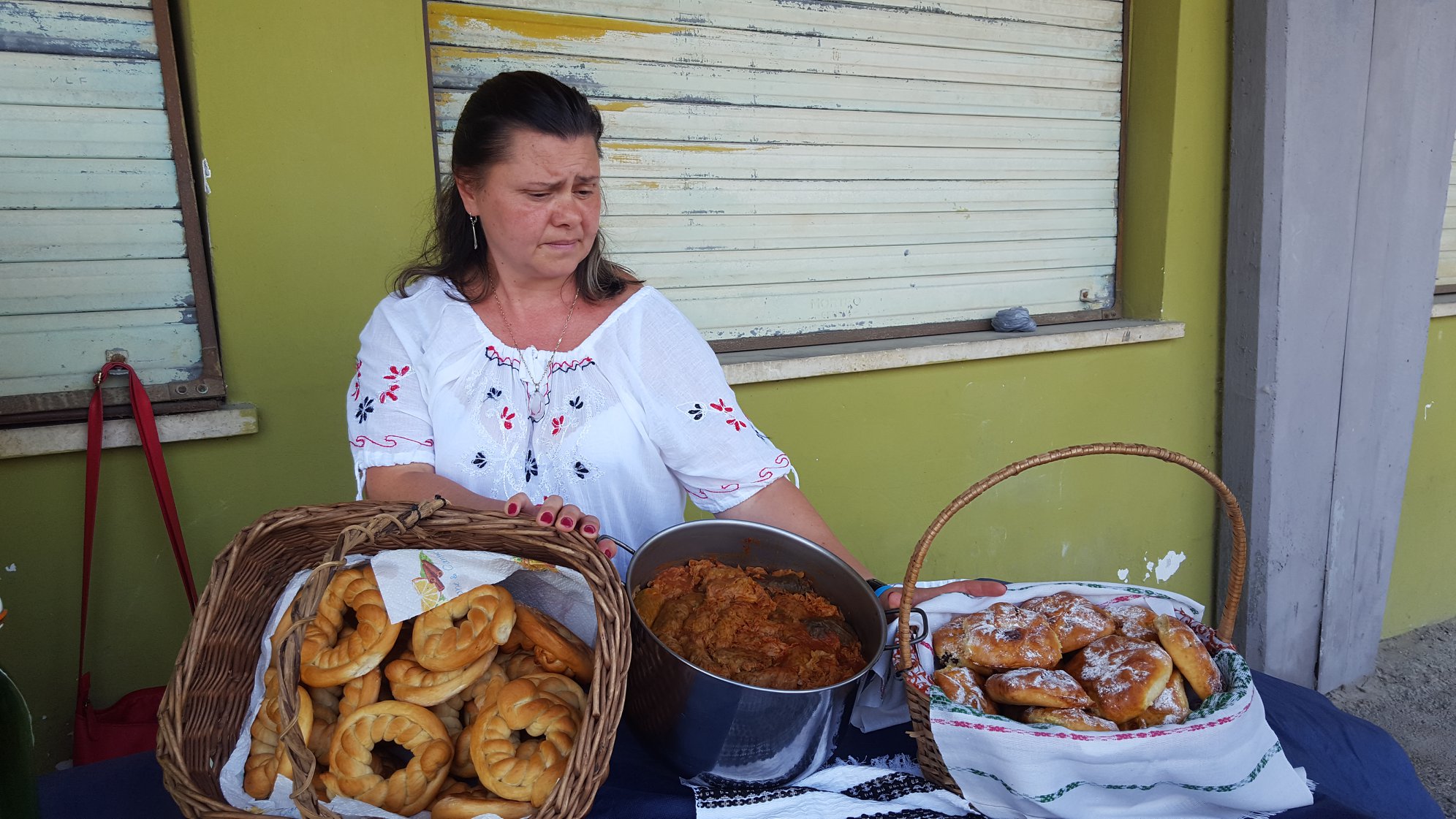 Vasile Mogoș are tatuați ”cei 7 ani de acasă”. Fotbalistul și verișoara sa au participat la o sărbătoare acasă, la Moara Domnească, în Vaslui