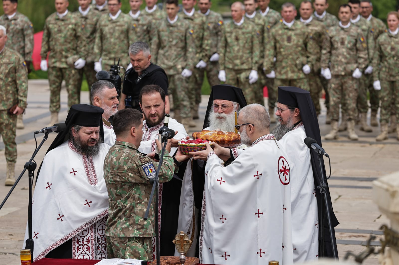 Ziua Forțelor Terestre 2025. Ilie Bolojan a vizitat fără Marcel Ciolacu expoziția de echipamente și tehnică militară din Parcul Carol | VIDEO