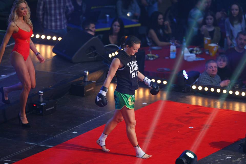 În ring când au intrat, spectatorii s-au înfierbântat! Fetele sexy din preajma băieţilor duri din Superkombat / GALERIE FOTO HOT