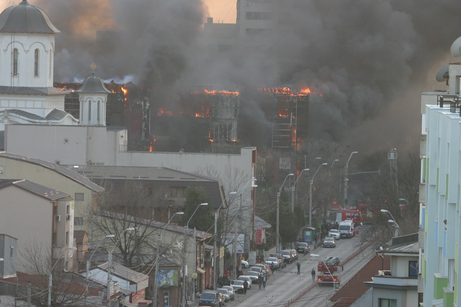 Un centru comercial din București a ars complet. ISU spune că nu avea autorizație de securitate la incendiu