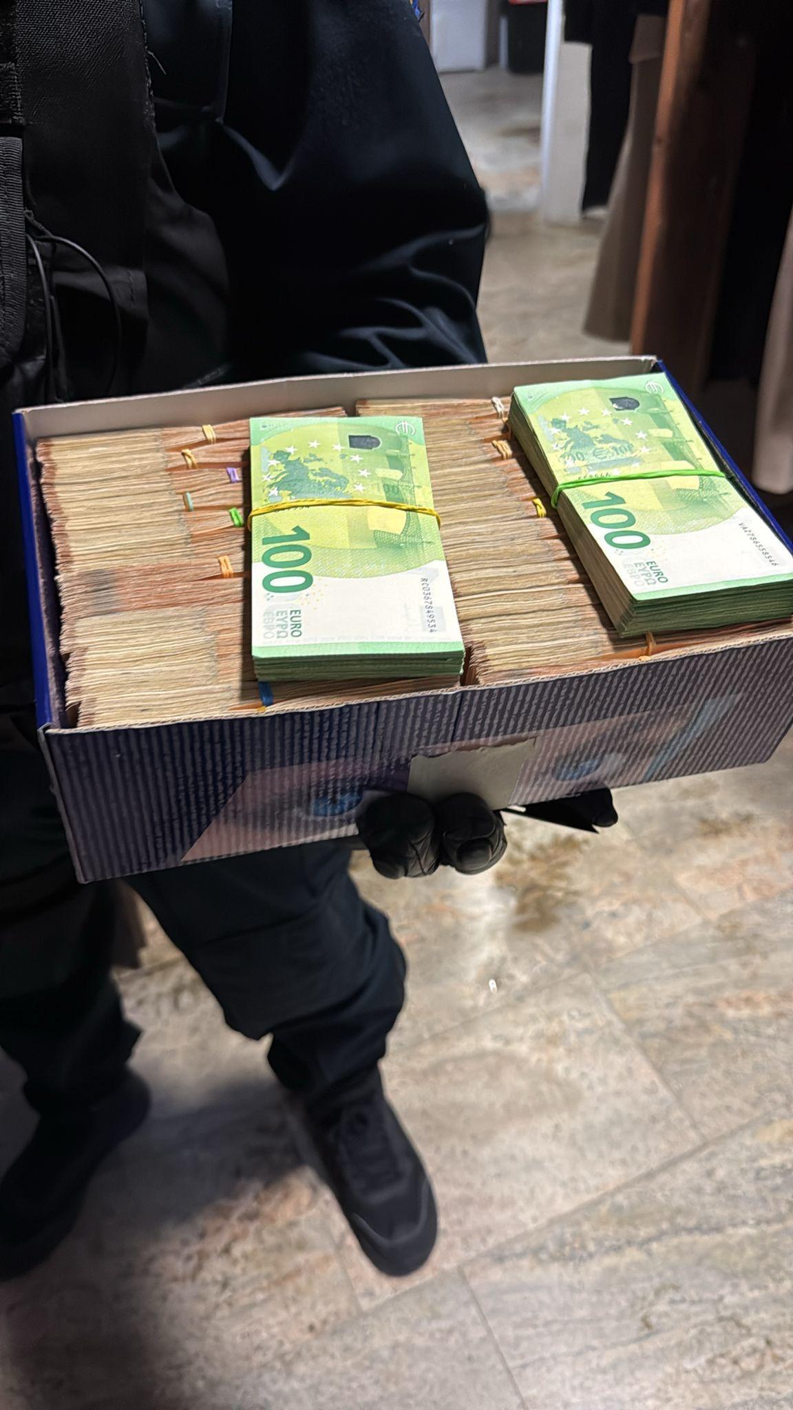 Șeful ARR, Cristian Anton, a fost trimis în judecată la 5 luni după ce DNA l-a prins cu 500.000 de euro ținuți inclusiv în cutii de carton