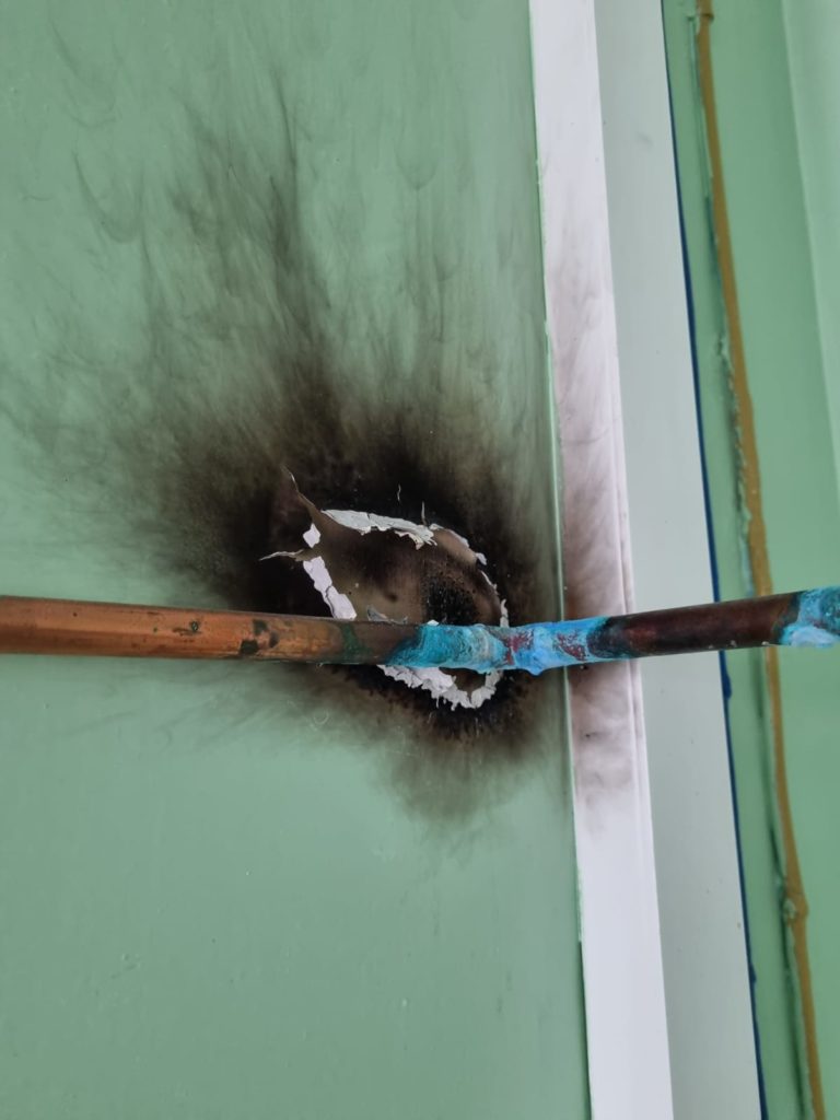 Noi probleme la Spitalul Județean Reșița: Concentrația de oxigen de la ATI COVID ar fi depășit limita admisă, iar pacienții au fost evacuați de urgență