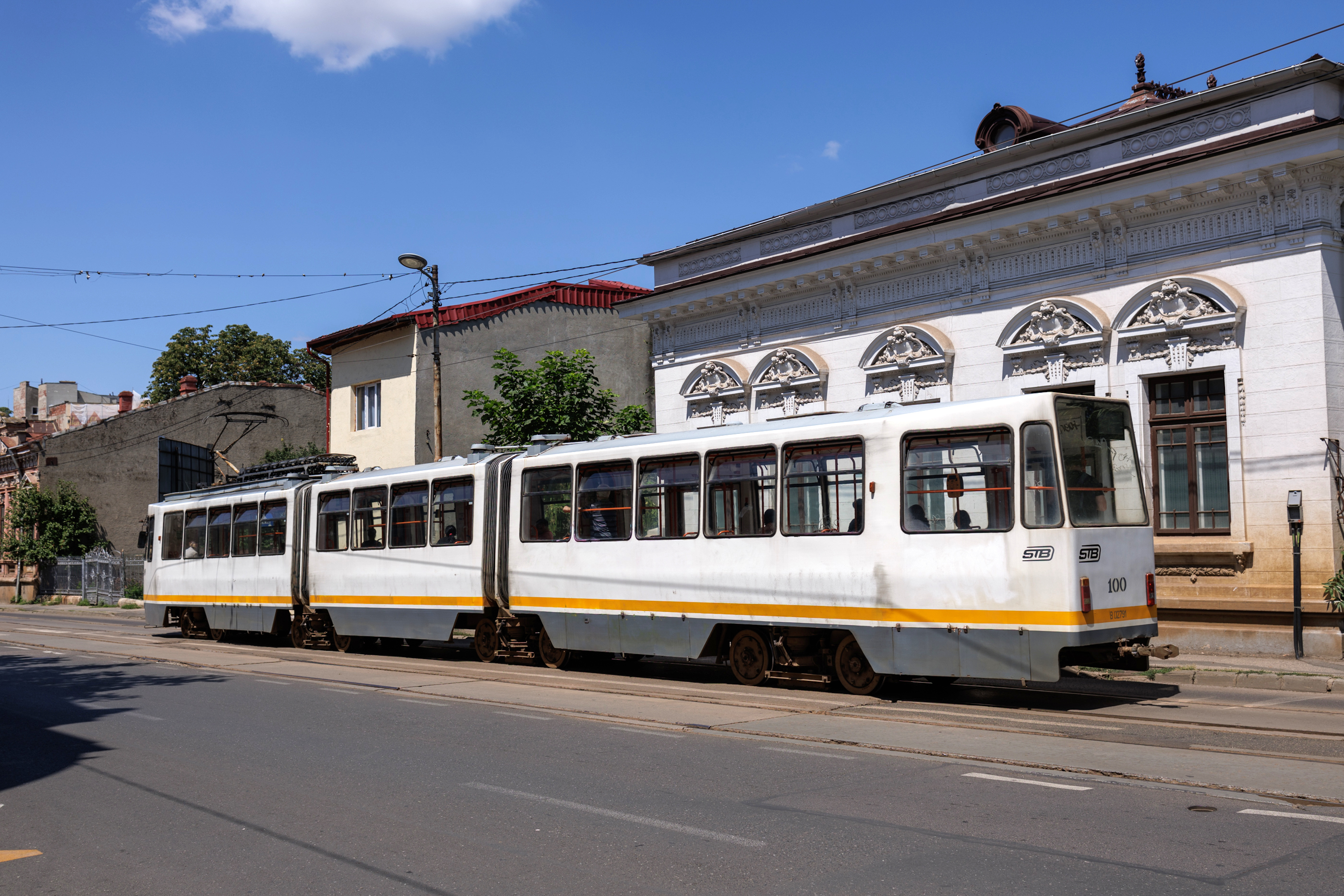 Dezastrul șinelor de tramvai din București: „Două cauciucuri am făcut praf. Cine-mi dă banii pe ele?”