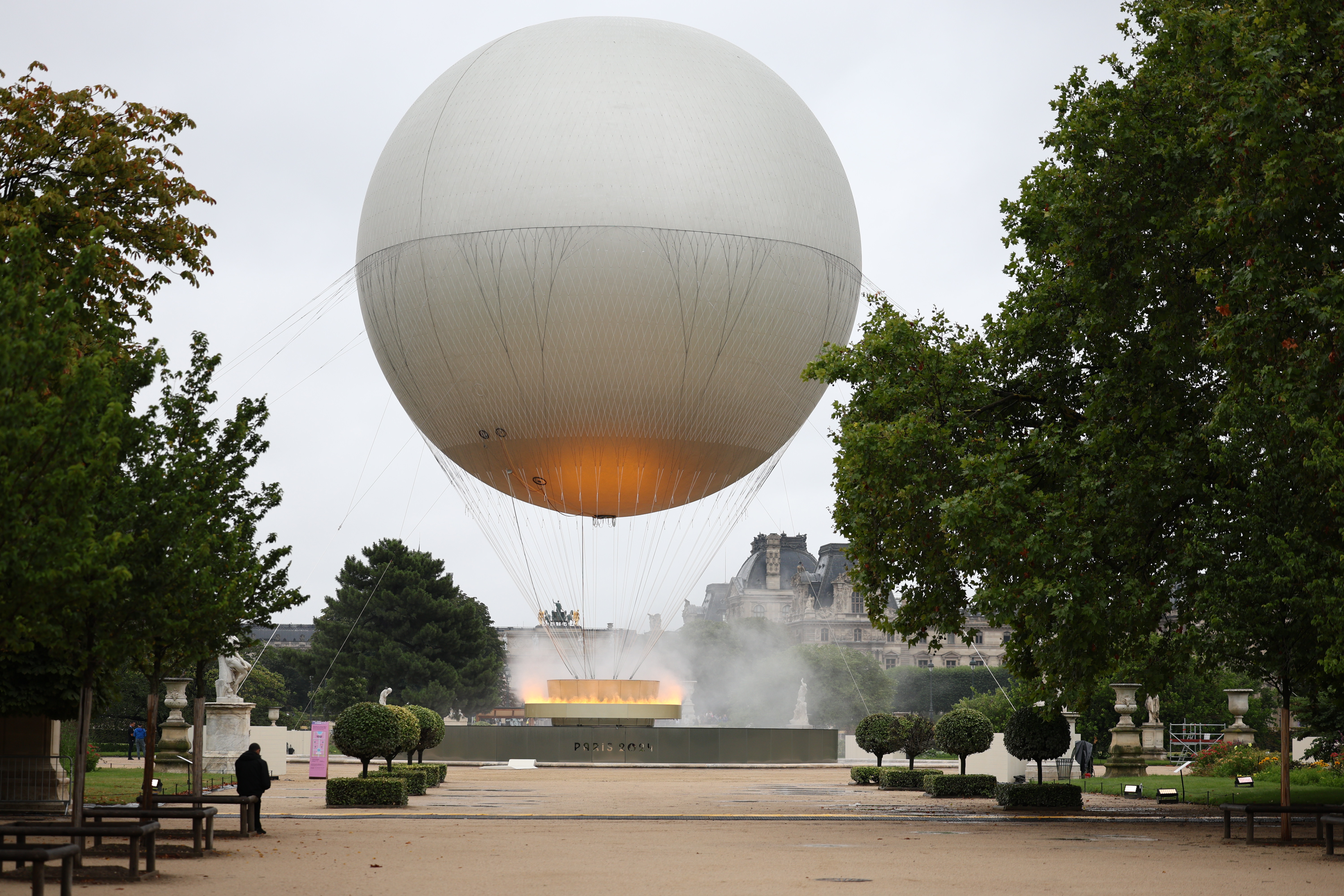 Flacăra olimpică de la JO 2024 arde pe cerul Parisului sub un balon. O inovație tehnică ce folosește electricitate pentru a imita un foc real