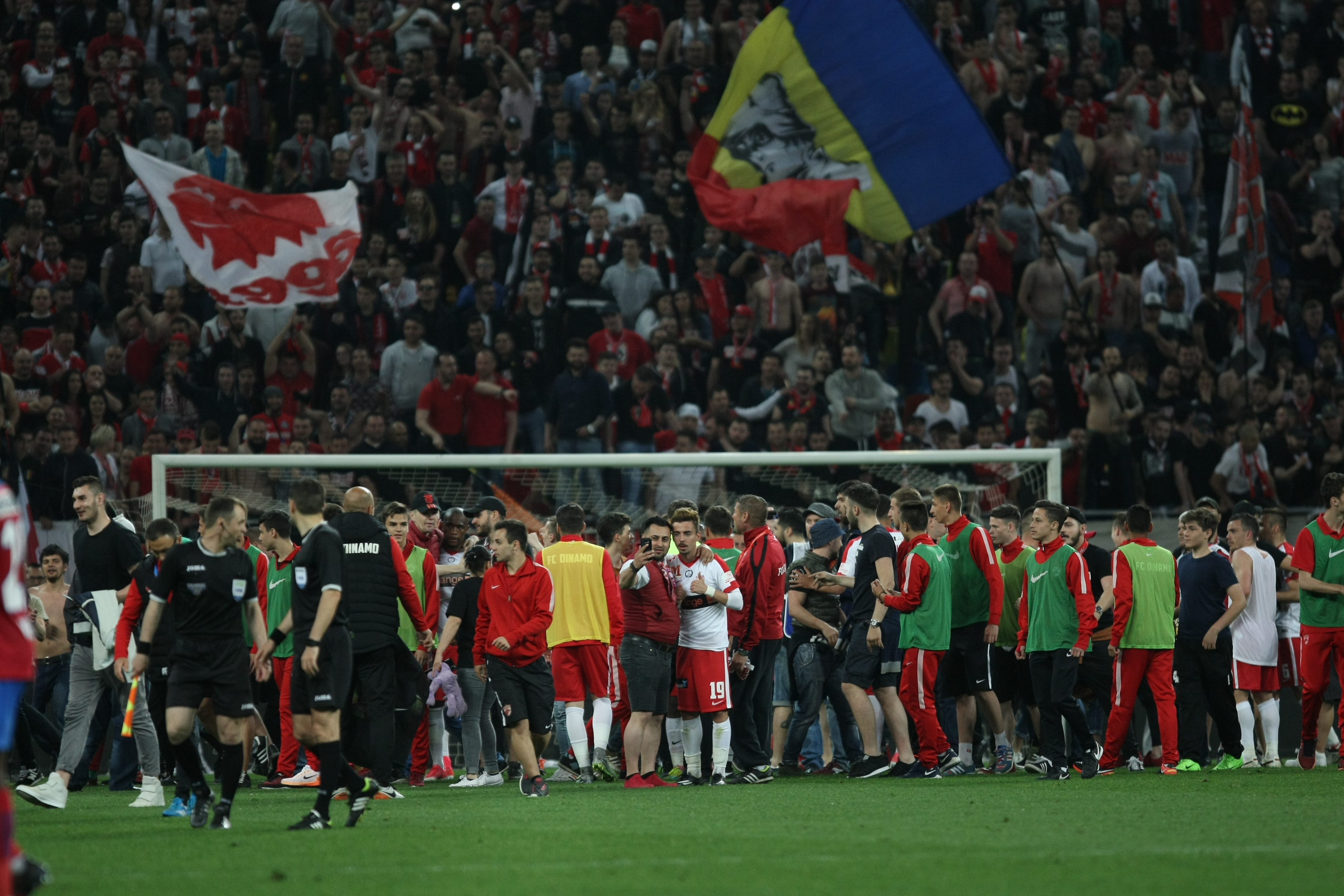 Liga I, etapa a 8-a, play-off: Dinamo - FCSB 2-1. Derby decis în minutul 96, din penalty! ”Cazul Bricheta”, nimica toată pe lângă bombardamentul de pe Arena Națională. Reghe, scandal cu arbitri | LIVE&VIDEO
