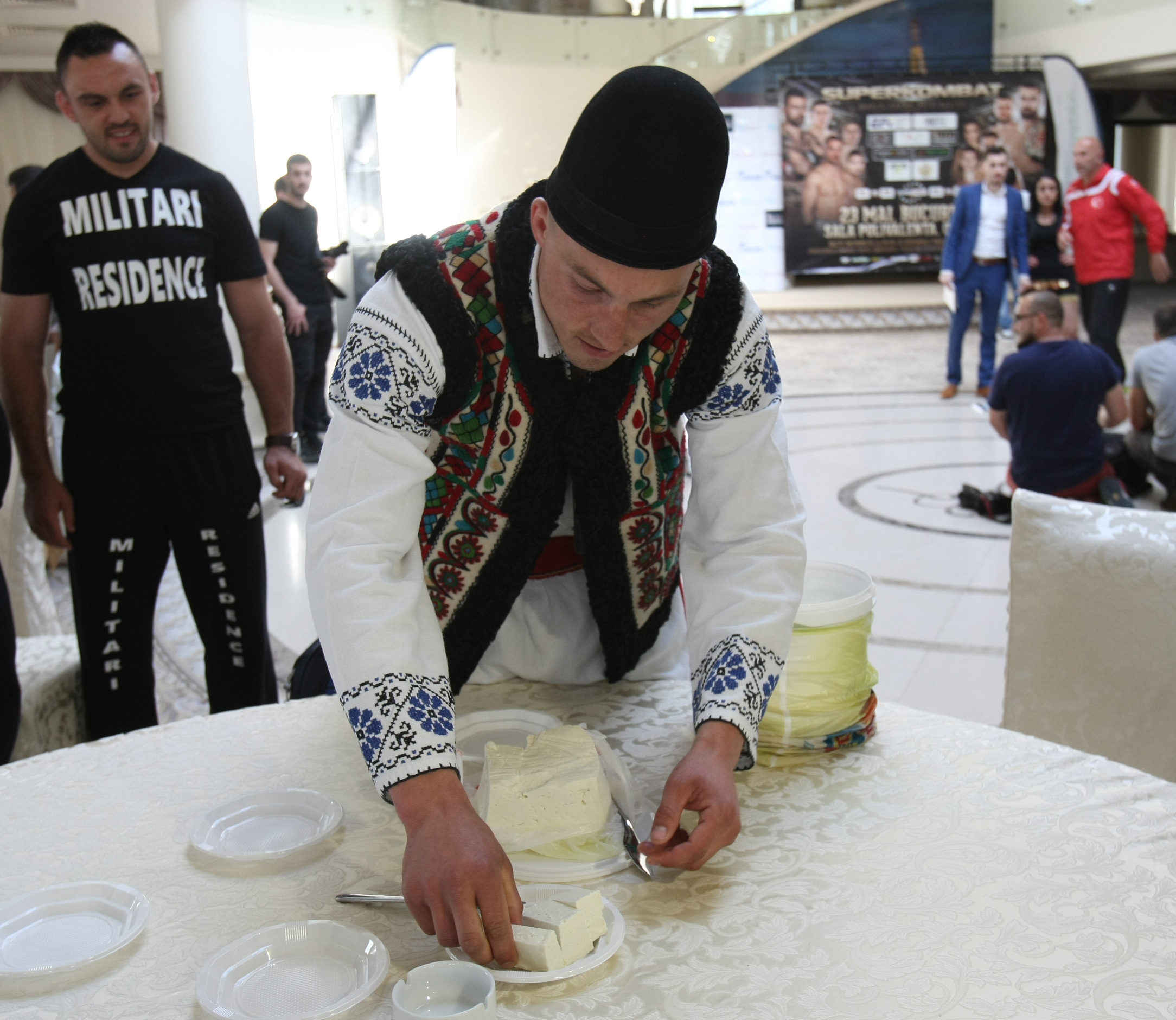 Luptătorii de la Superkombat București au trecut cu bine de proba cântarului oficial / GALERIE FOTO