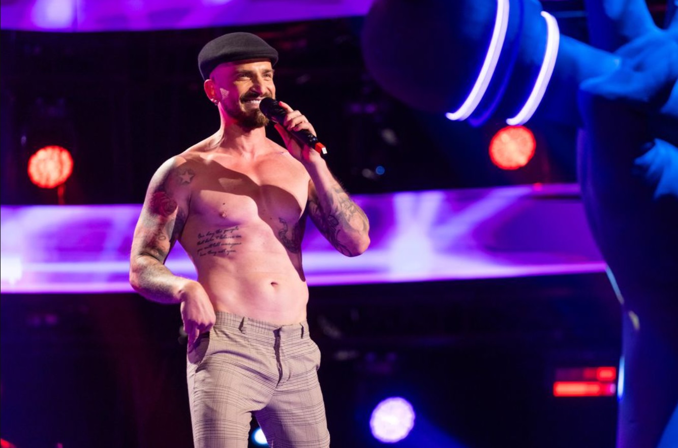 Silviu Mircescu a făcut striptease în timp ce a cântat la Vocea României 2024: „Fetele încă urlă în public”. În ce echipă a ajuns actorul