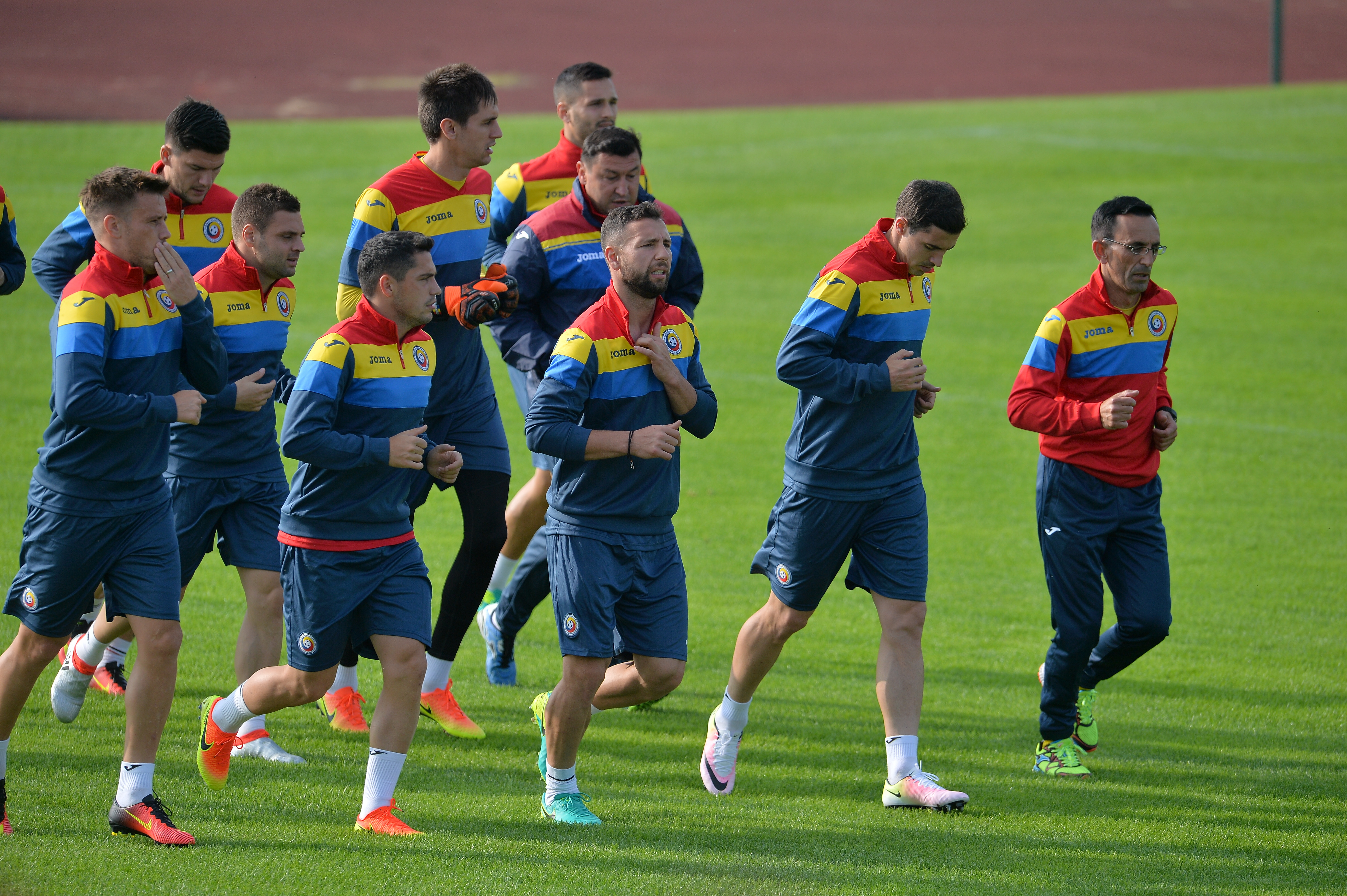 Euro 2016. Corespondență din Franța. Chiricheș a rezistat testelor la care a fost supus la primul antrenament efectuat de națională în Franța. ”Nea Puiu, hai cu iconița!” FOTO&VIDEO