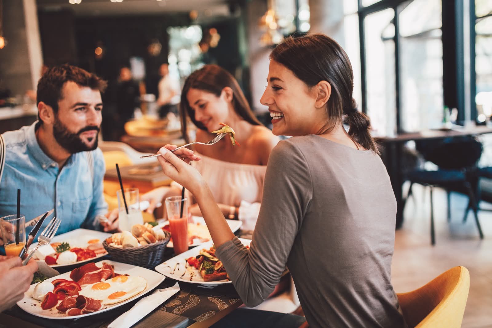 De ce a fost „umflată” cu 600 de lei nota de plată a unor români într-un restaurant din Bacău: „Oare e legal?”