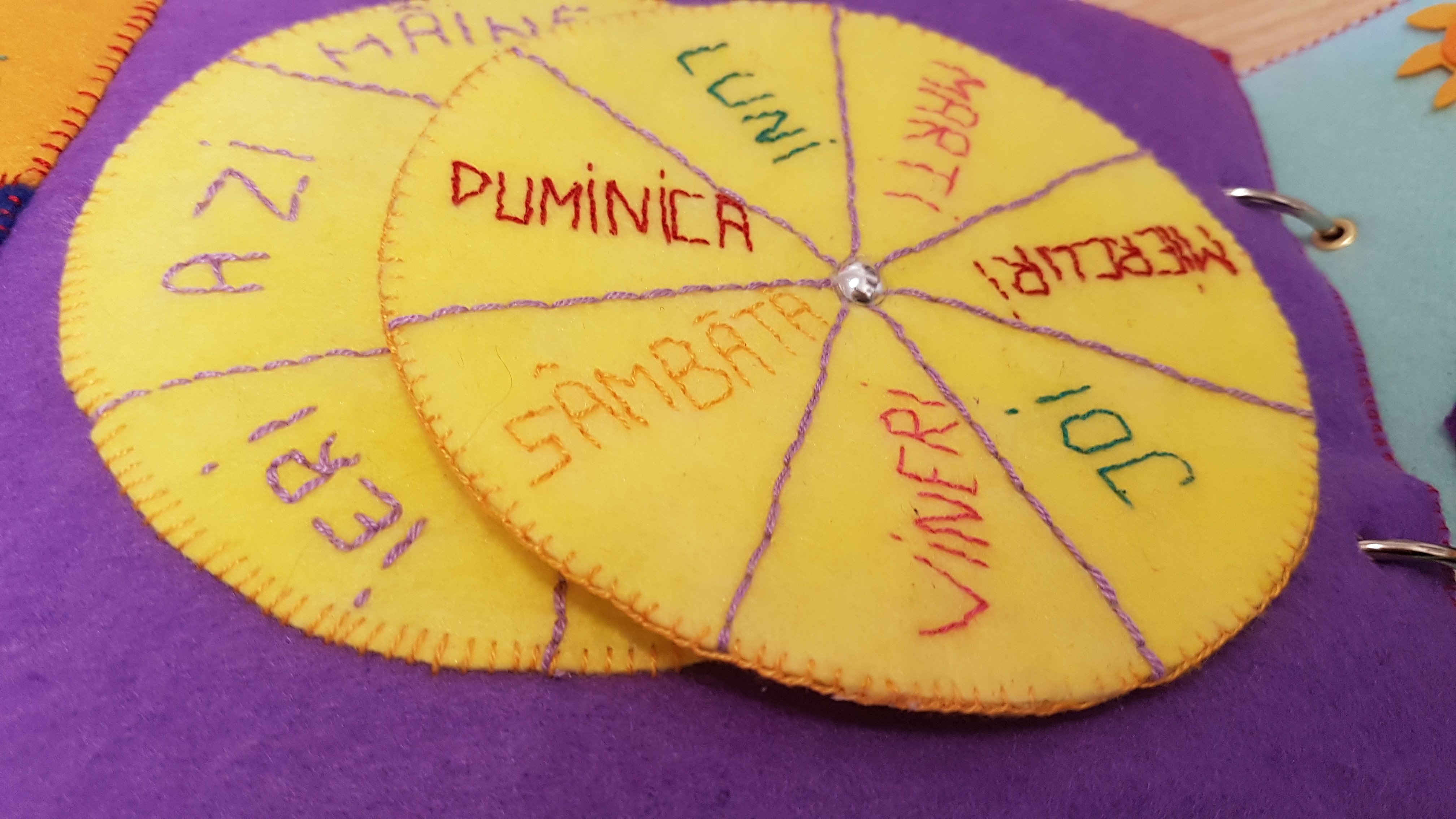 Cartea senzorială, o alternativă educativă românească excelentă la clasicul manual. „Este proiectul nostru de suflet” /GALERIE FOTO