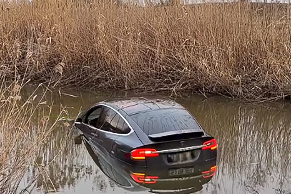 Itt a magyarázat: ezért hajtott a Berettyóba a Tesla