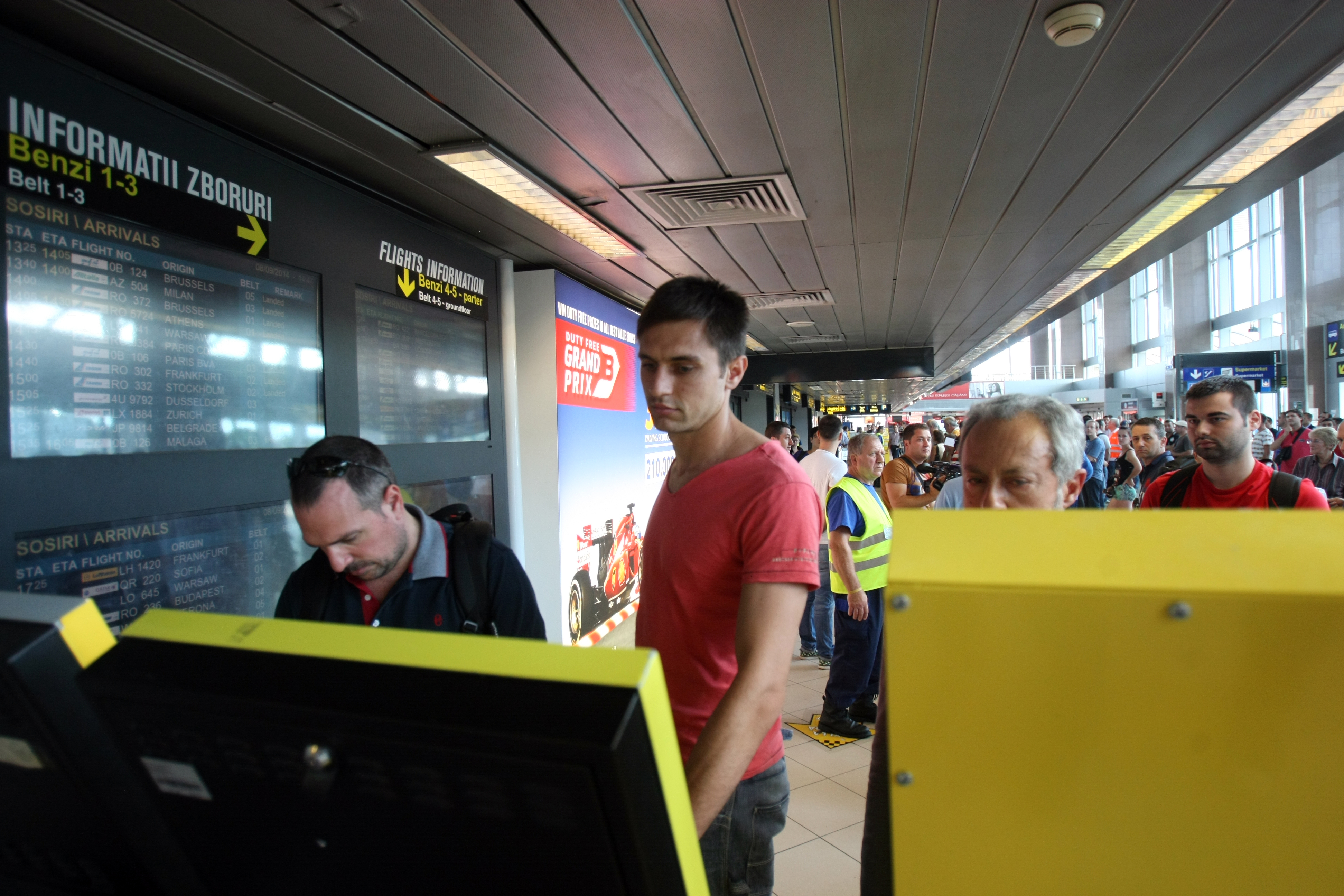 FOTO / Hoban, aşteptat ca un erou. ^Budescu, cu ochii după bijuterii, ”Tătă” a luat taxiul de la automat