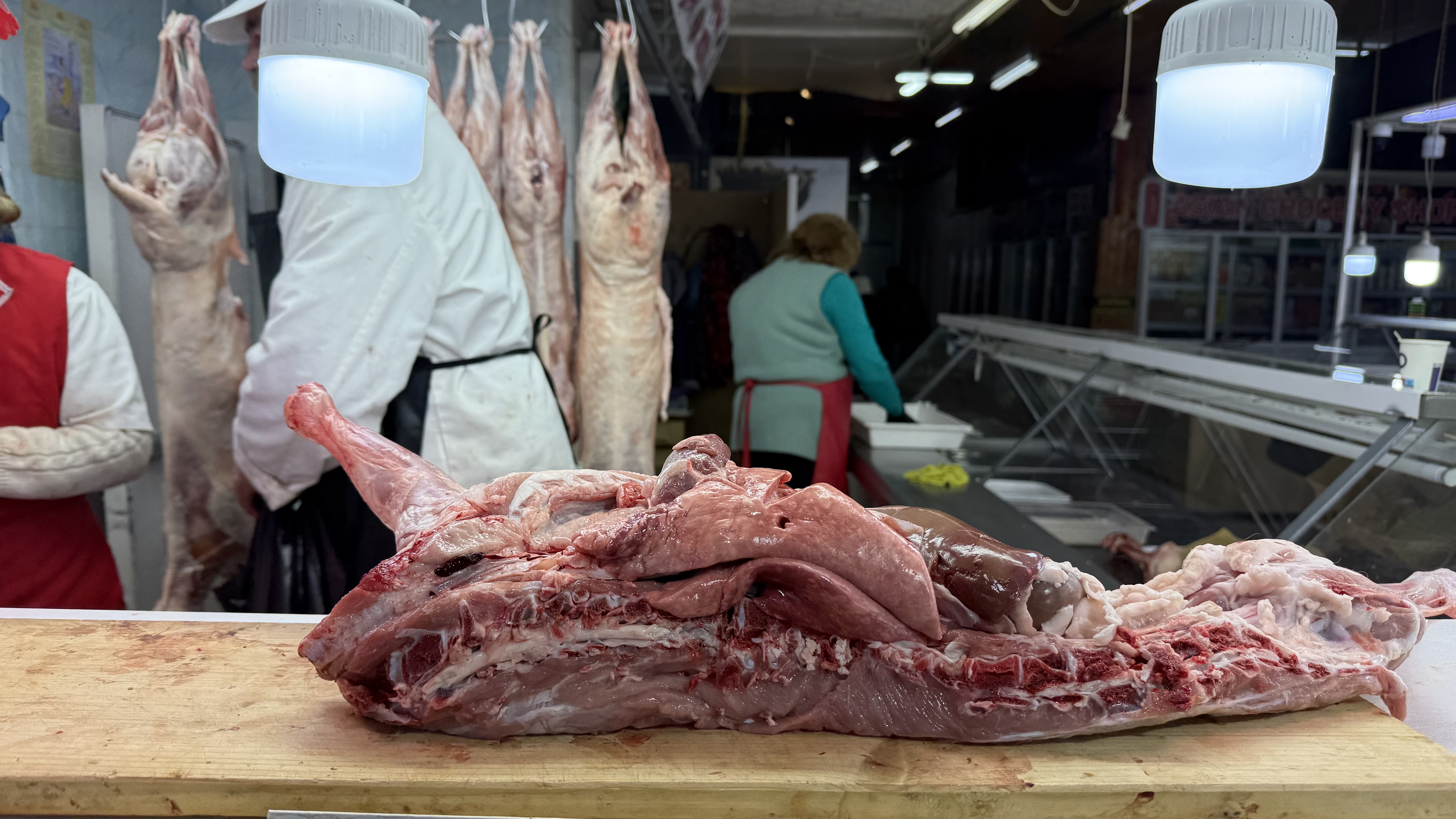 Preț miei Paște 2026. Cât costă kilogramul de carne de miel la București? „Am luat jumătate și am terminat bâlciul!”