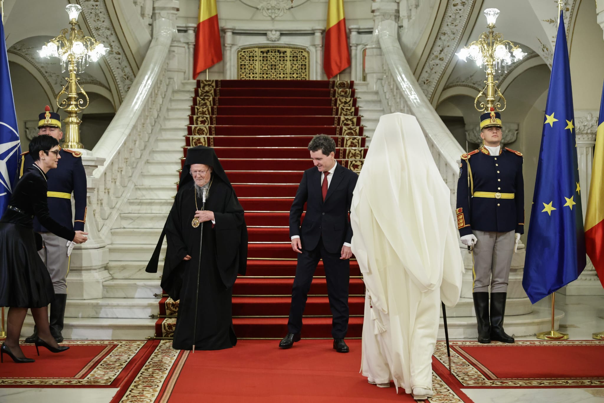 Bartolomeu I, decorat de Nicușor Dan după sfințirea Catedralei Neamului: „România trăieşte un moment istoric”