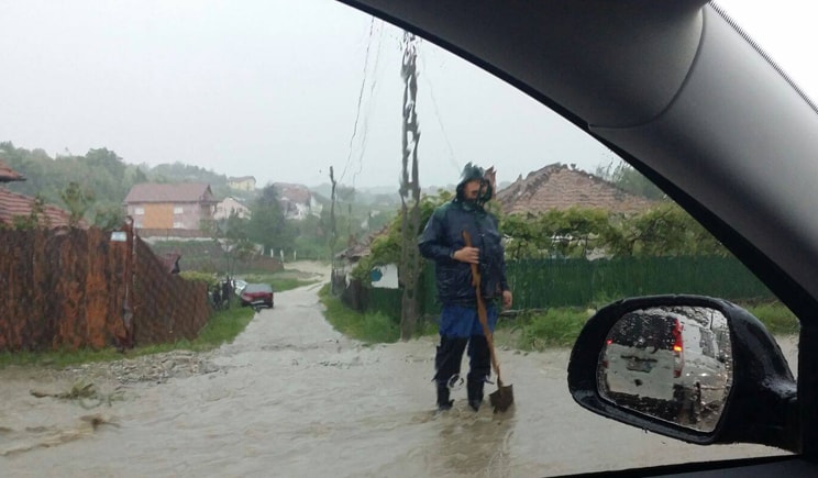 Prăpăd în județul Vâlcea! Mașini luate de viitură și zeci de case inundate