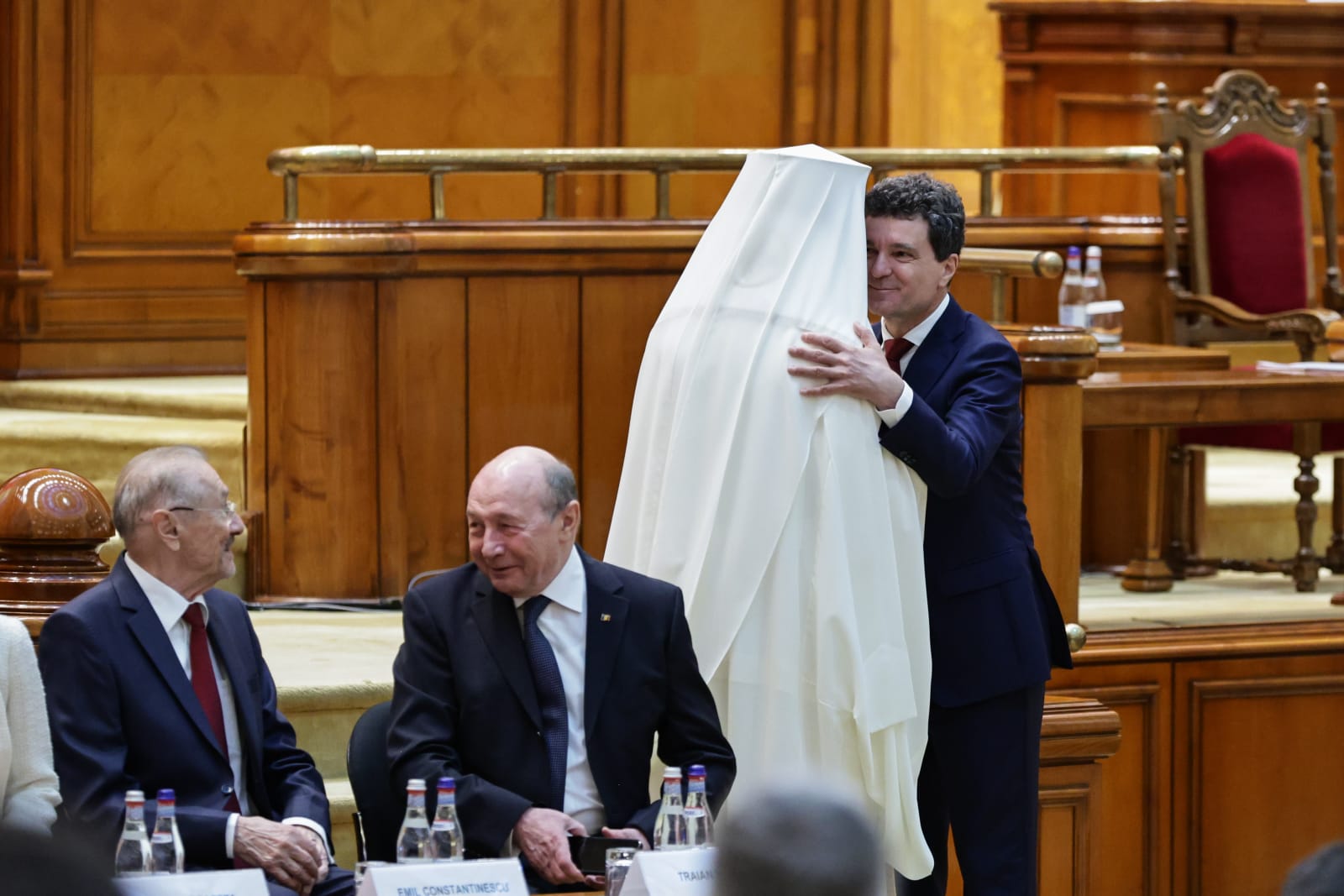 Nicușor Dan arată încă din prima zi că va fi președinte-jucător. Detalii surprinse la ceremonia de învestire: de la buna-dispoziție a lui Băsescu la încolonarea clasei politice | Reportaj