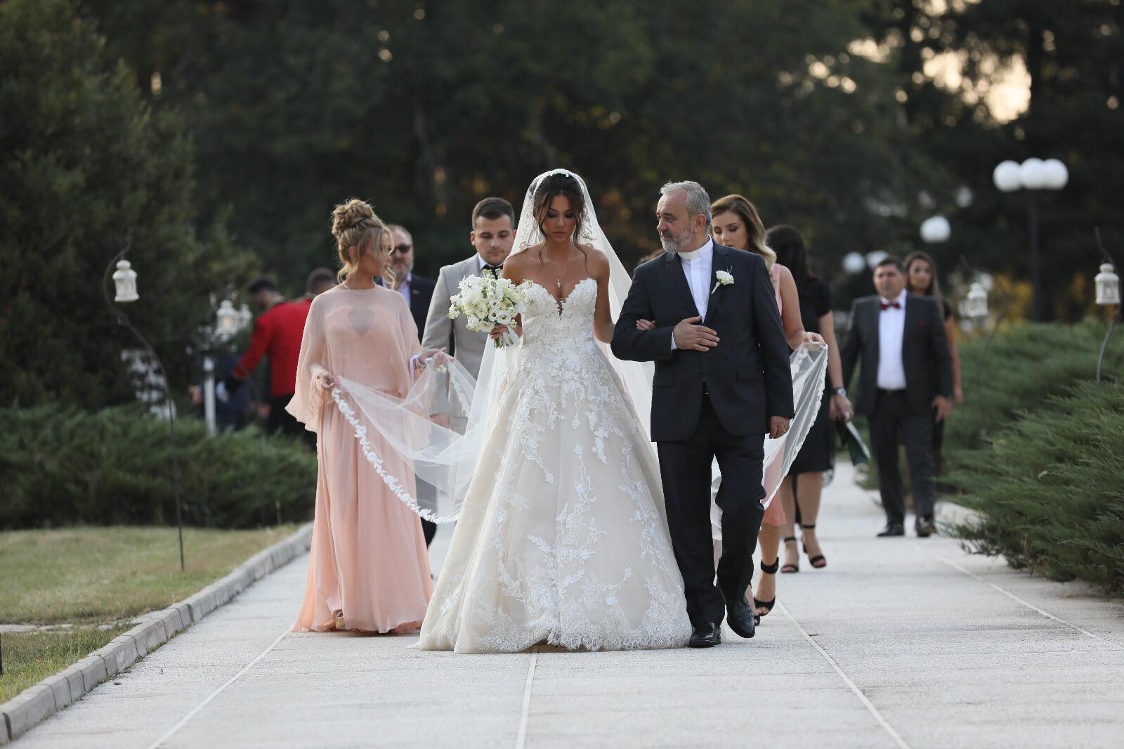Cât a costat rochia de mireasă purtată de nora lui Liviu Dragnea. Gina Alexandra a strălucit în marea zi