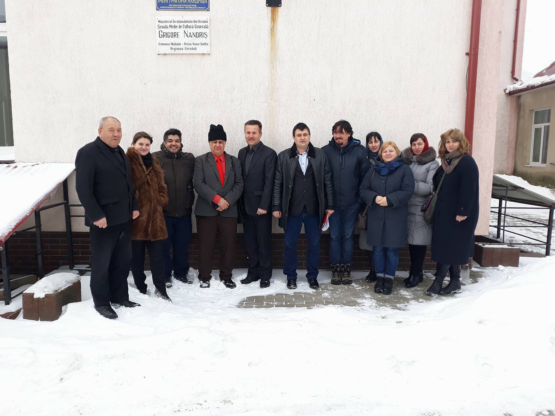 Profesori din Bacău au dus cărți la școlile românești din Cernăuți. De ce sunt școlile românești păzite de jandarmi