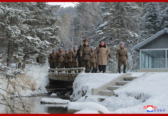 Kim Jong Un, călare pe un cal alb, pe muntele sacru al Coreei de Nord. Imaginile misterioase care prevestesc un anunț major