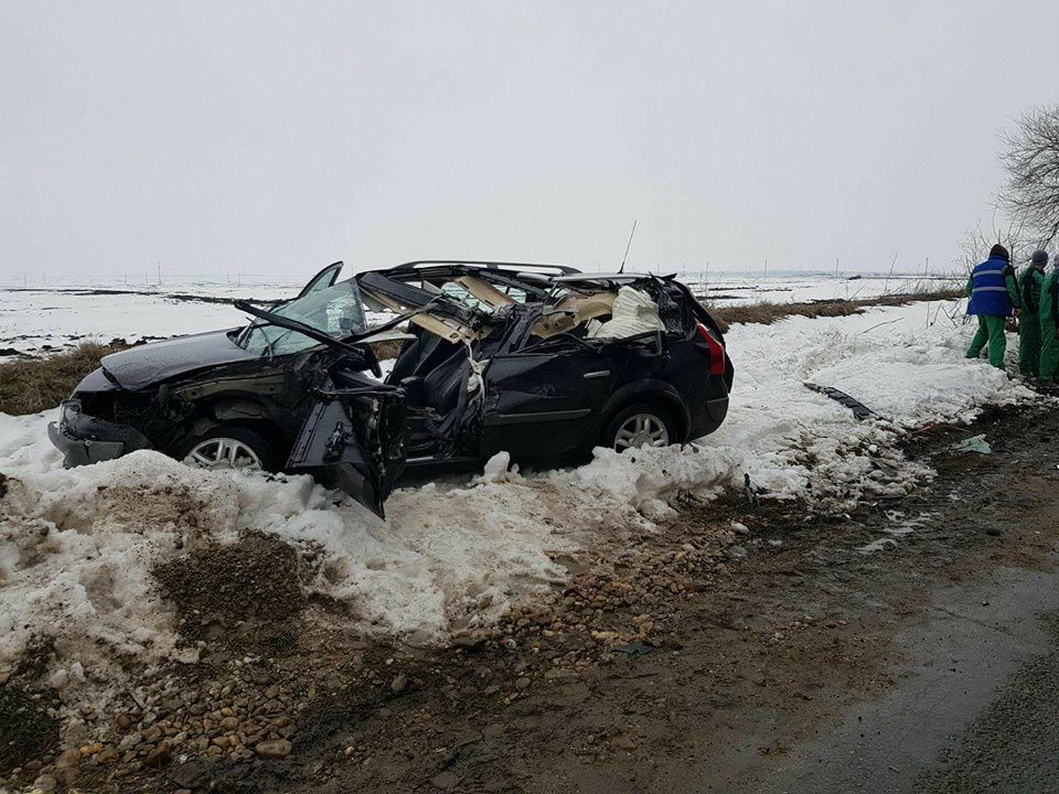Un mort şi doi răniţi, într-un accident în localitatea Gura Padinii, județul Olt. Mașina a ajuns o grămadă de fiare/FOTO