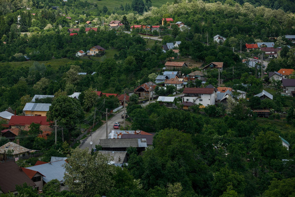 Reportaj în comuna Șotrile, în care fostul primar condamnat pentru pornografie infantilă candidează din nou. „Fata a fost de vină” vs „În ce lume trăim?”