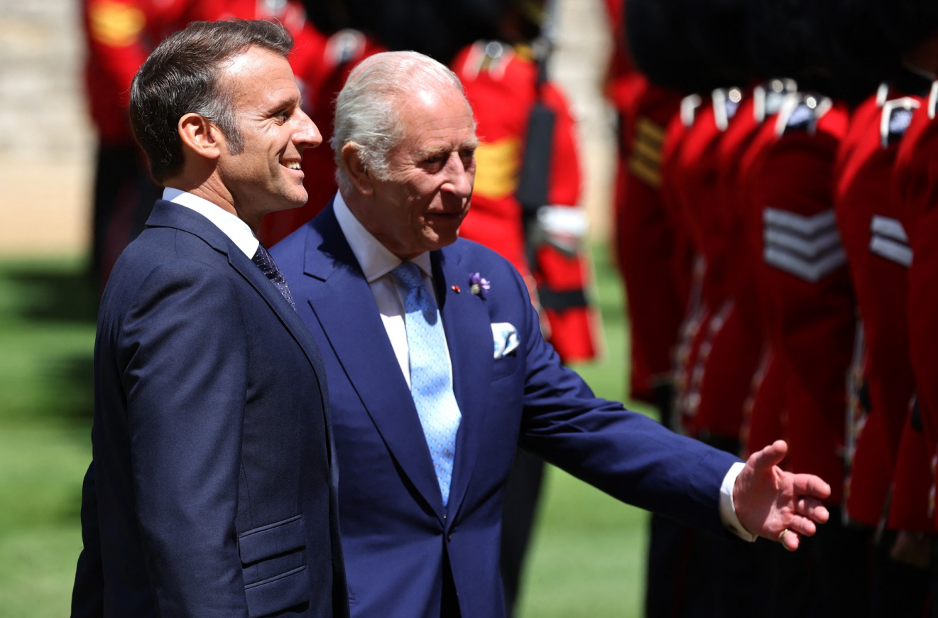 Regina Camilla și Brigitte Macron s-au sărutat, ignorând protocolul regal: Emmanuel Macron e primul lider UE care vizitează Marea Britanie, după Brexit