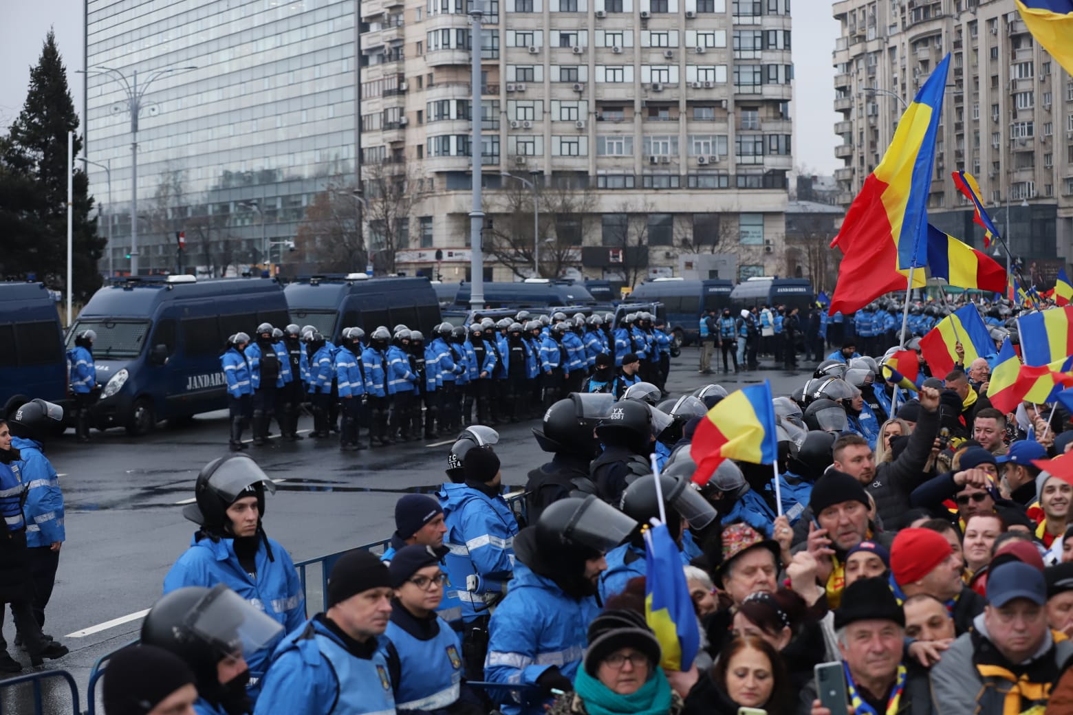 Străzi închise de poliție în ultima clipă în București, în timpul mitingului anunțat de AUR pe 1 martie