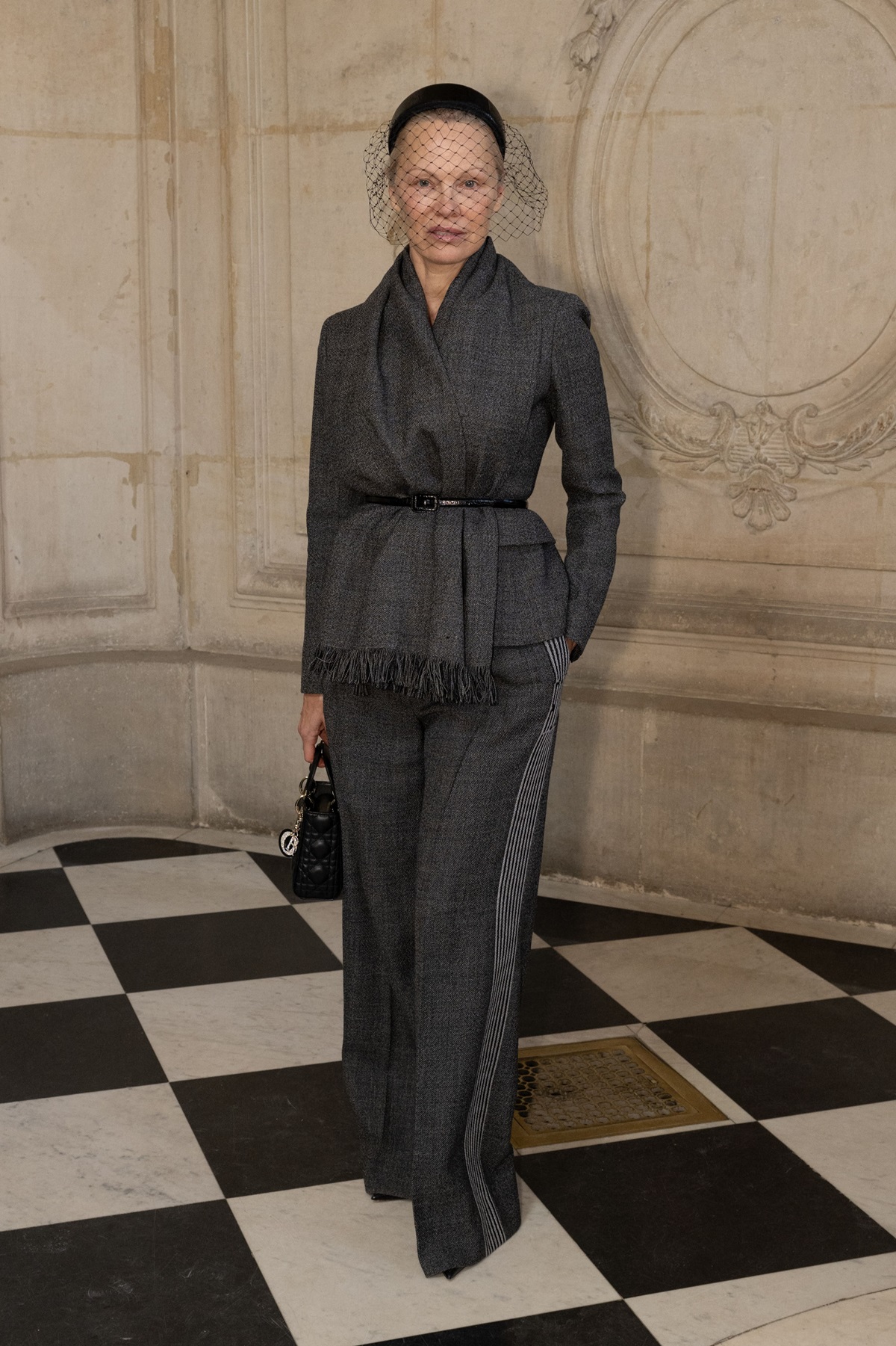 Pamela Anderson lansează un nou trend: fără machiaj la evenimentele de modă. Cum a apărut la Paris Fashion Week