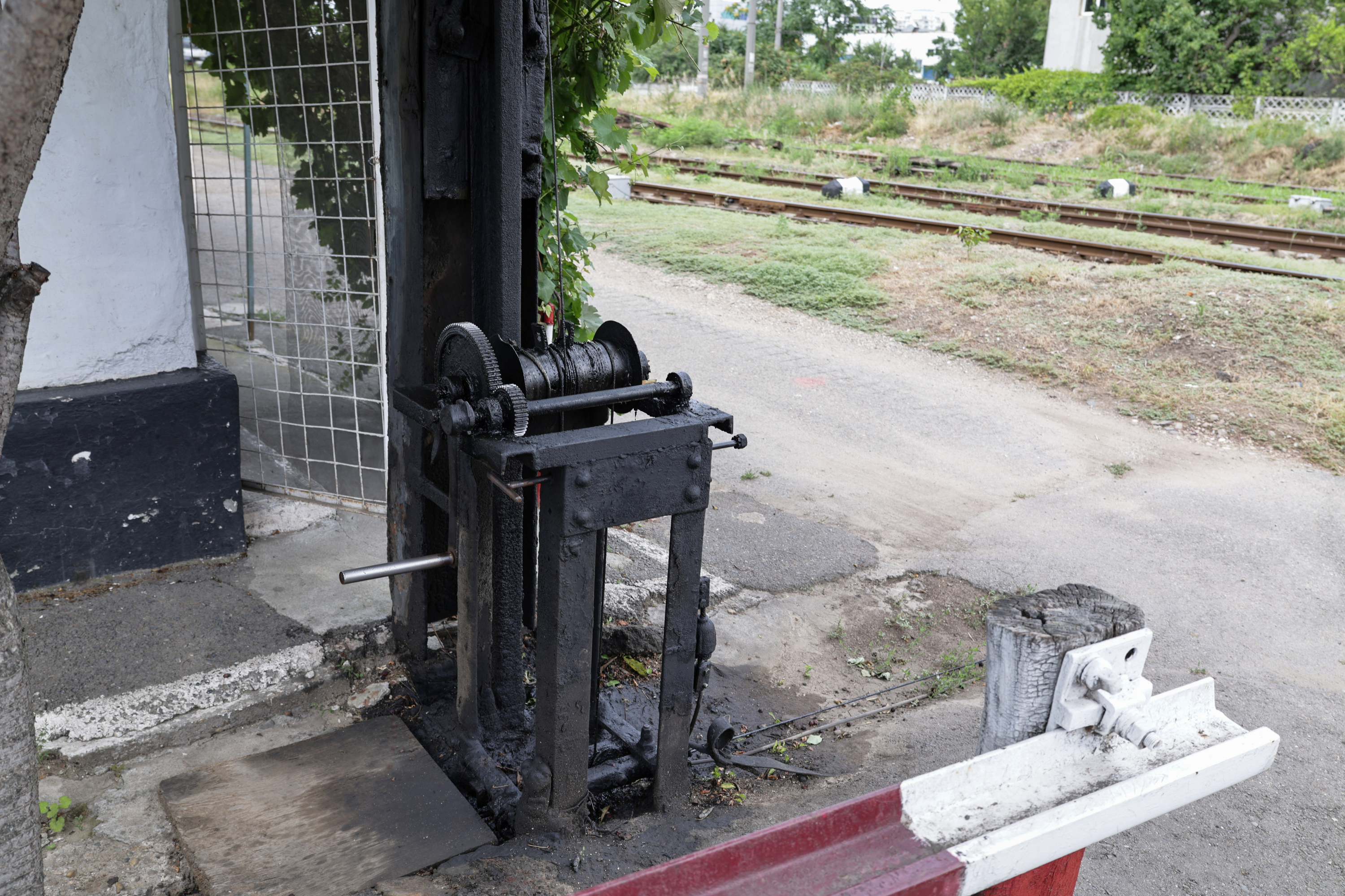 Femeia care ridică manual, de 36 de ani, o barieră de tren. Imaginea care spune tot despre infrastructura din România