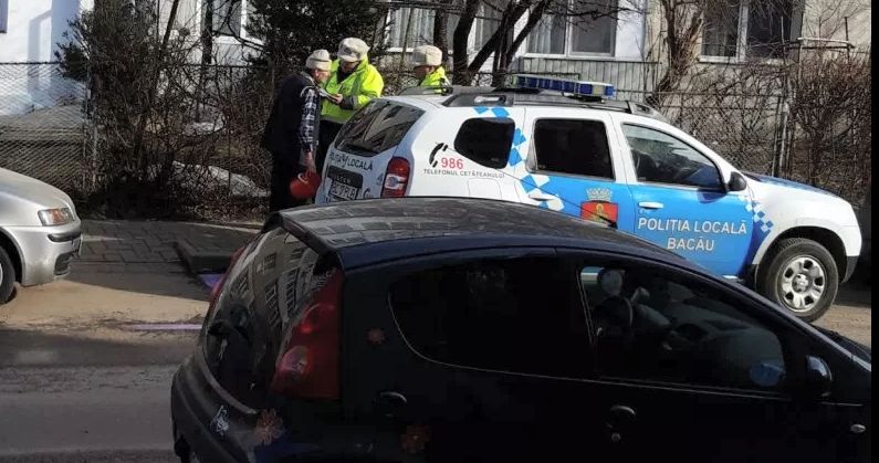 FOTO | Un bărbat din Bacău a vrut să-și marcheze locul de parcare cât mai vizibil, dar a fost amendat de polițiști!