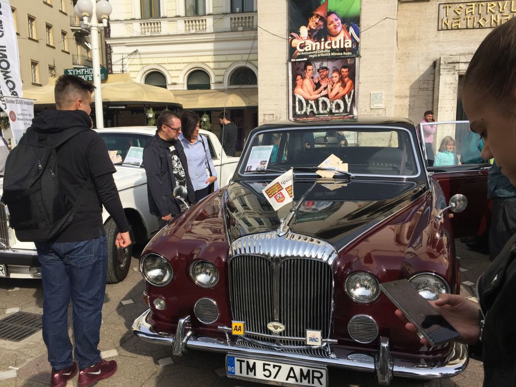 Mașina folosită de Robert Redford în filmul Havana, la Timișoara. E o replică, dar bijuteria a făcut furori printre iubitorii de mașini de epocă