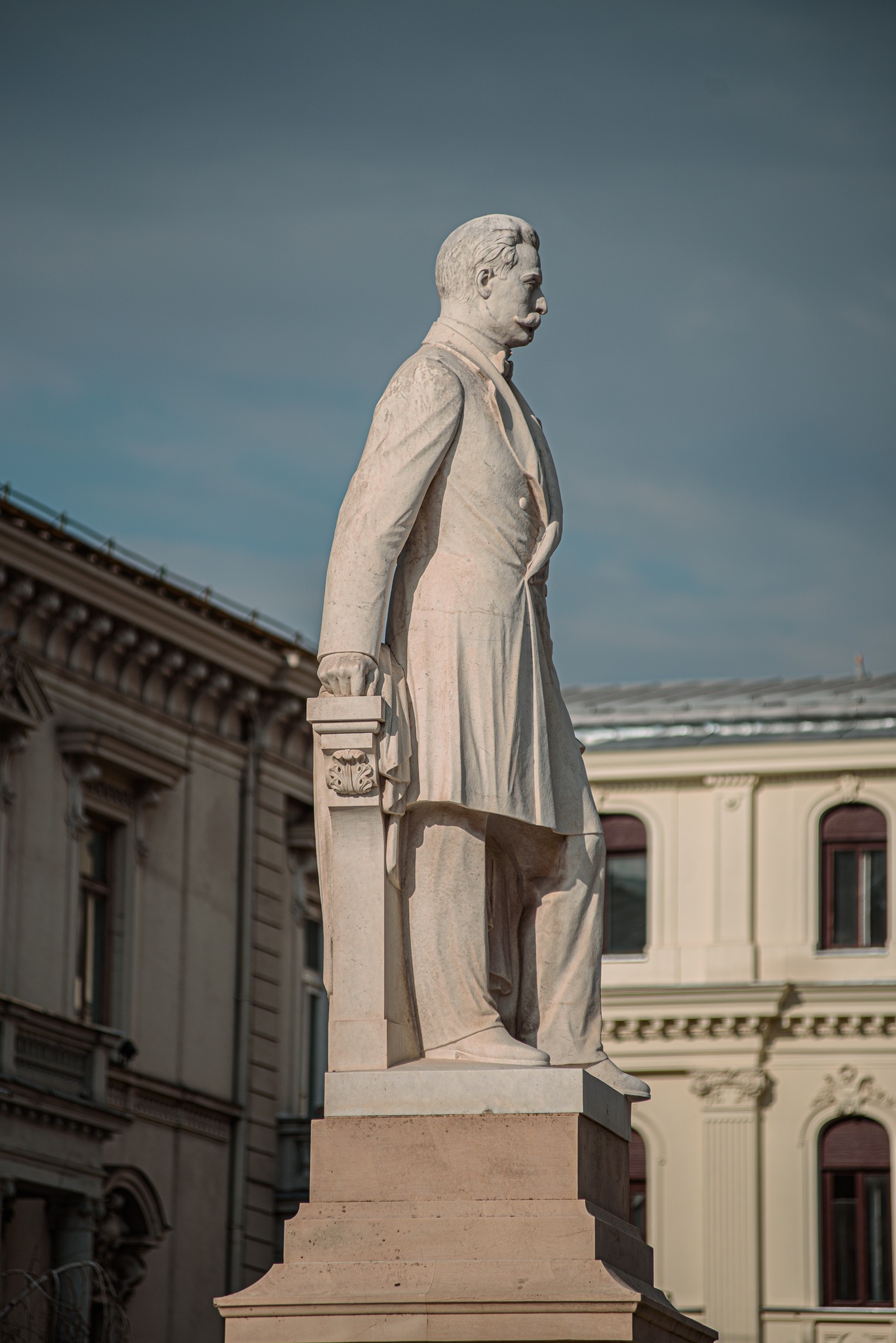Statuile din Piața Universității din București au fost curățate de graffiti