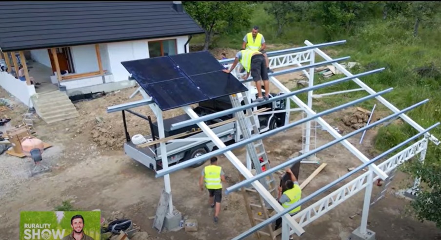 Dragoș Bucur și-a construit casă la țară: „M-am hotărât să mă fac țăran”. Primele imagini cu actorul pe tractor și cu noua locuință