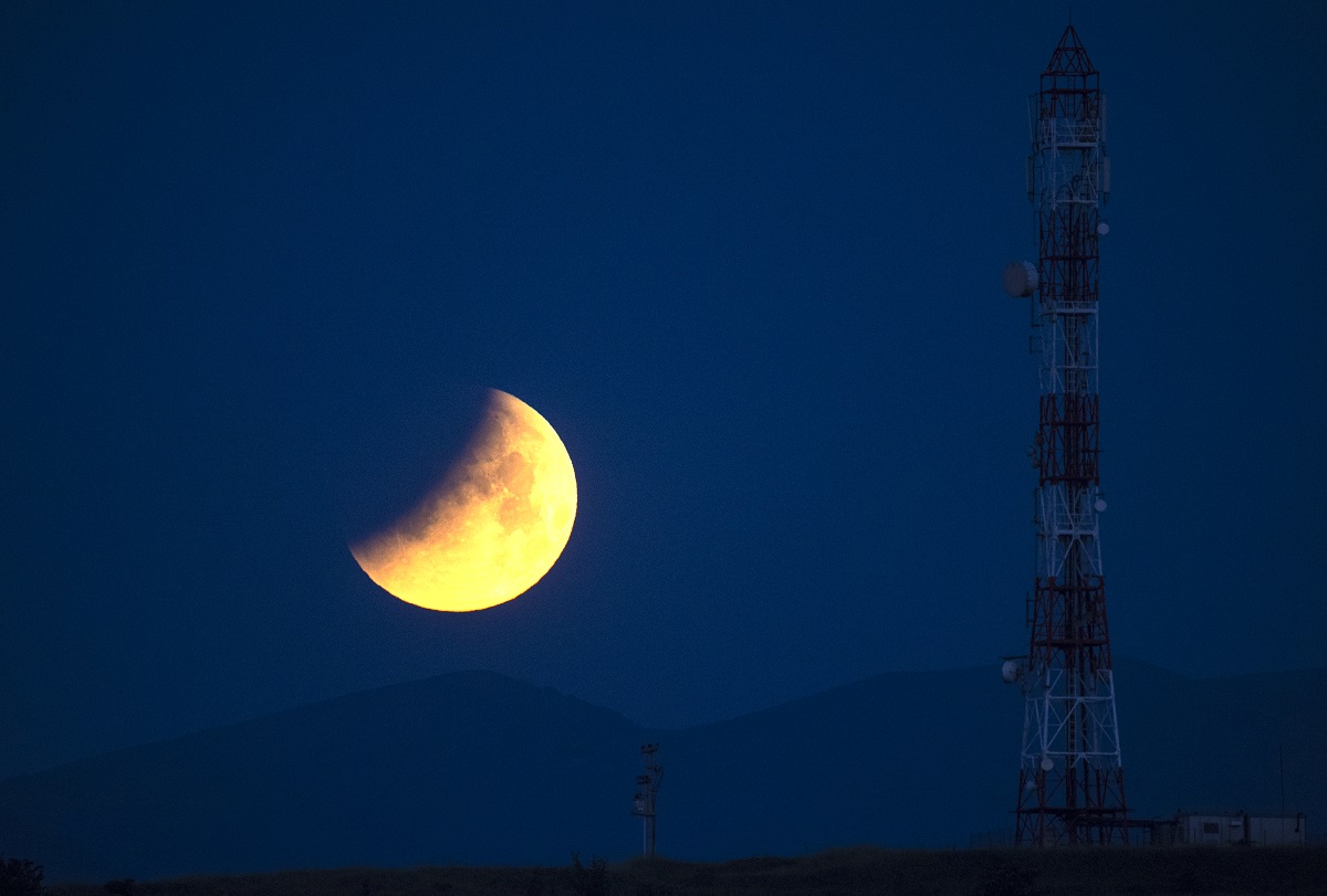 Prima SuperLună din 2022, una extrem de rară, numită „sângerie”, văzută în timpul eclipsei totale de noaptea trecută