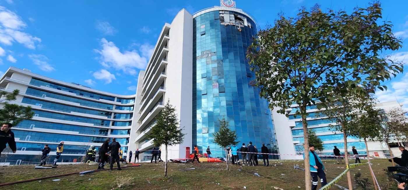 Un elicopter-ambulanță s-a prăbușit după ce s-a izbit de un spital din Turcia. Patru persoane au murit