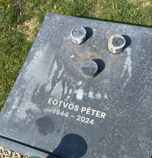 Megrongálták a világhírű magyar zeneszerző síremlékét a Farkasréti temetőben