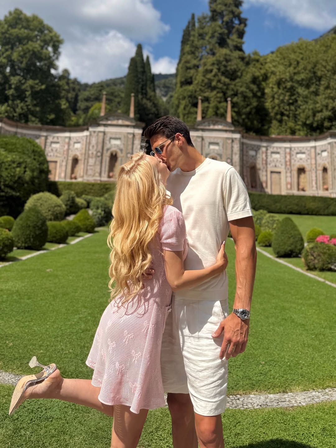 Andreea Bălan, la același restaurant cu George Clooney și Adam Sandler. Artista se află în Italia cu Victor Cornea