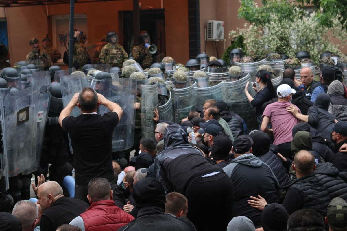 Militari NATO și protestatari sârbi, răniți în confruntările din Kosovo. SUA și UE fac apel la calm, Belgradul și-a plasat armata în alertă