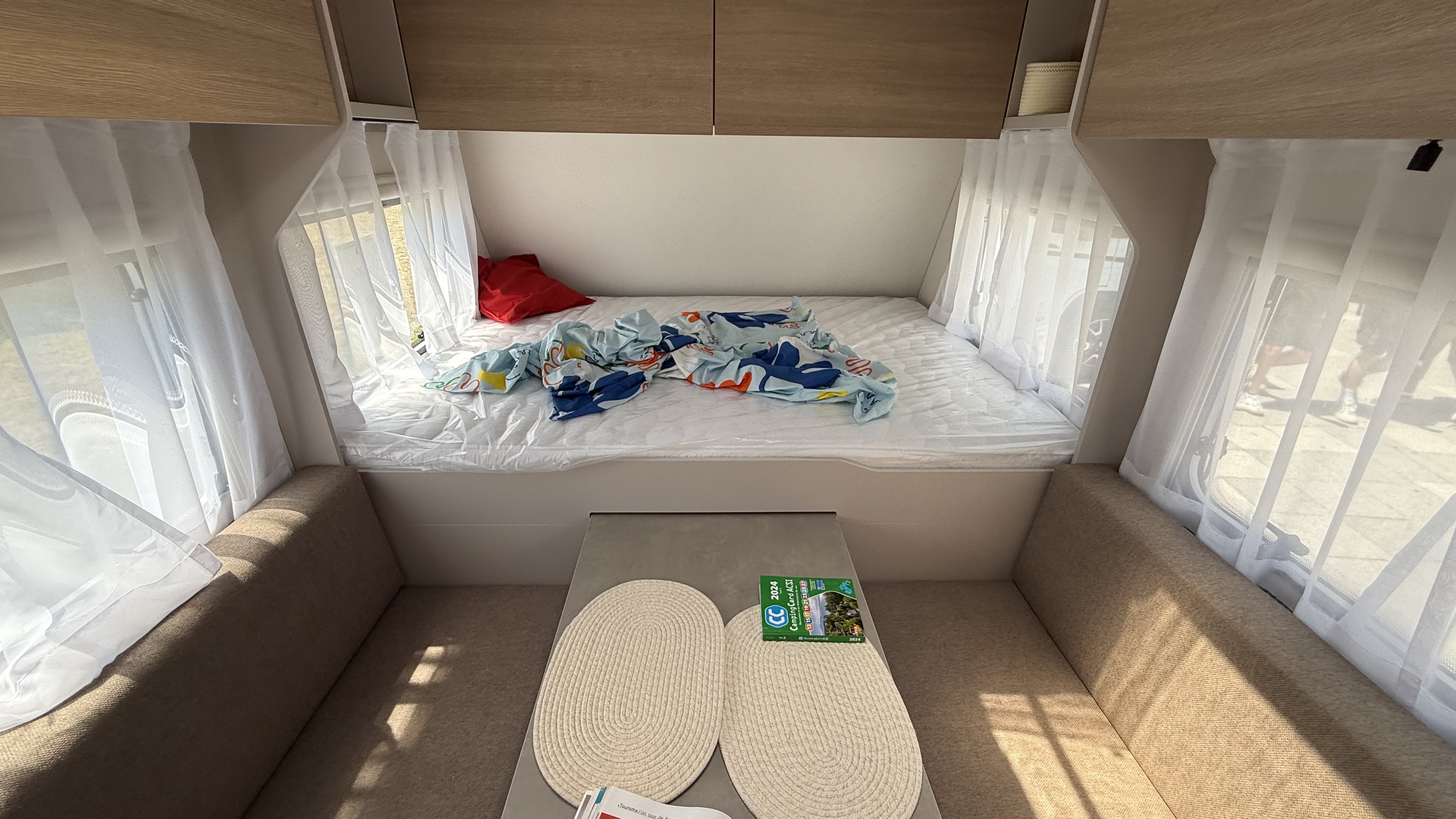 Românii renunță la hotelurile de cinci stele și aleg „apartamente pe roți”. Cât costă cel mai scump model și ce facilități are