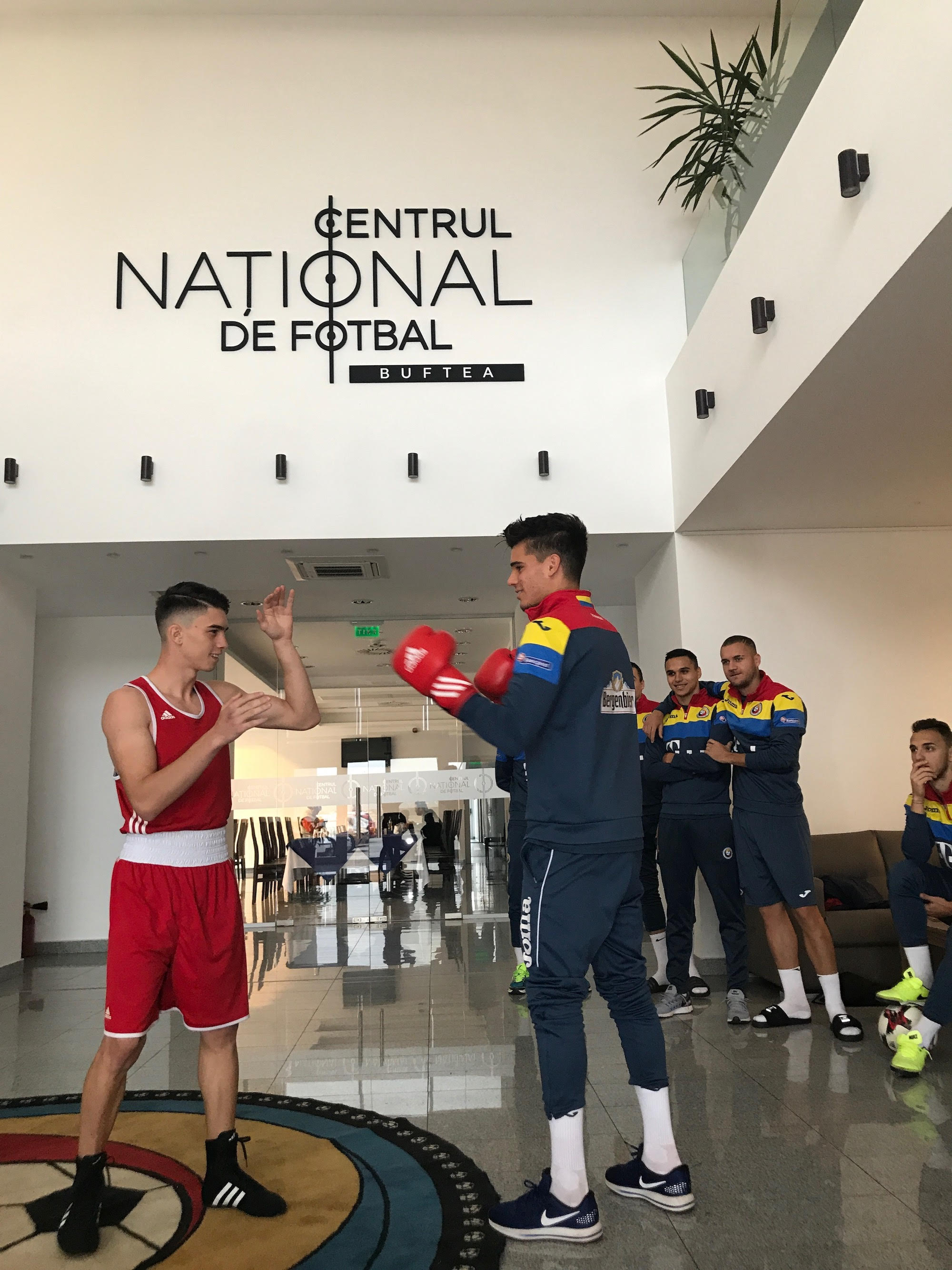 Doi campioni europeni de tineret la box, stelistul Robert Jitaru și dinamovistul Andrei Arădoaie, le-au dat lecții tricolorilor mici | FOTO&VIDEO