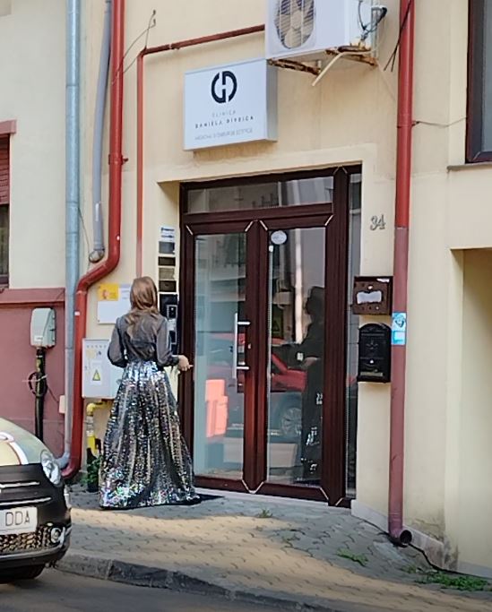 Iulia Albu își face injecții în cap cu propriul sânge. Cum a apărut vedeta, în mijlocul zilei, pe străzile din București