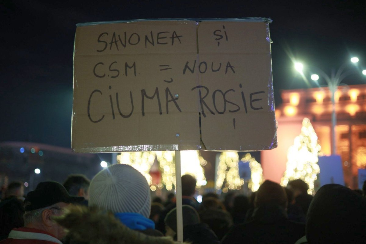 Nou protest în Piața Victoriei din București. Câteva mii de oameni au cerut demisia șefei Curții Supreme, Lia Savonea, pentru neregulile din justiție, în a patra zi consecutivă